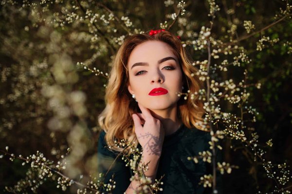 How Can You Choose a Pleated Skirt That Doesn't Add Bulk for a Professional Portfolio?