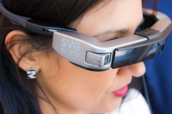 Can Innovations in Smart Glasses Improve the Reading Experience for Dyslexic Users?